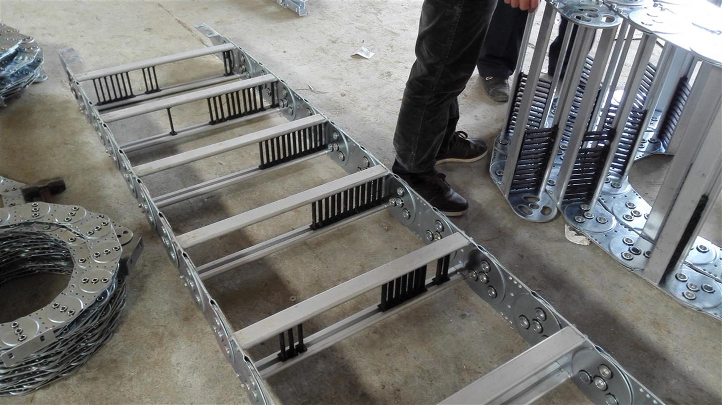 增强支撑板在开槽位置处的结构强度