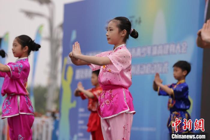 在奥林匹克中心区庆典广场举行的北京市青少年