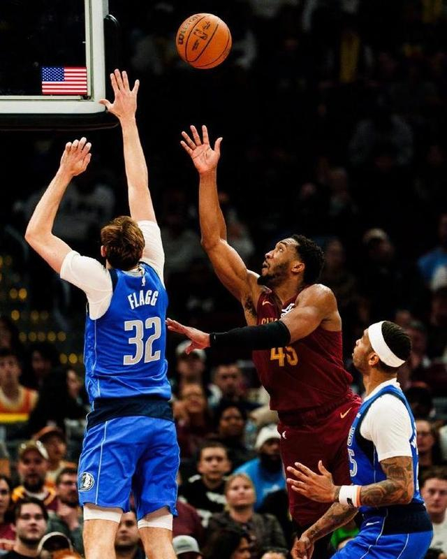 哈登低迷弗拉格爆发 独行侠终结骑士7连败 米切