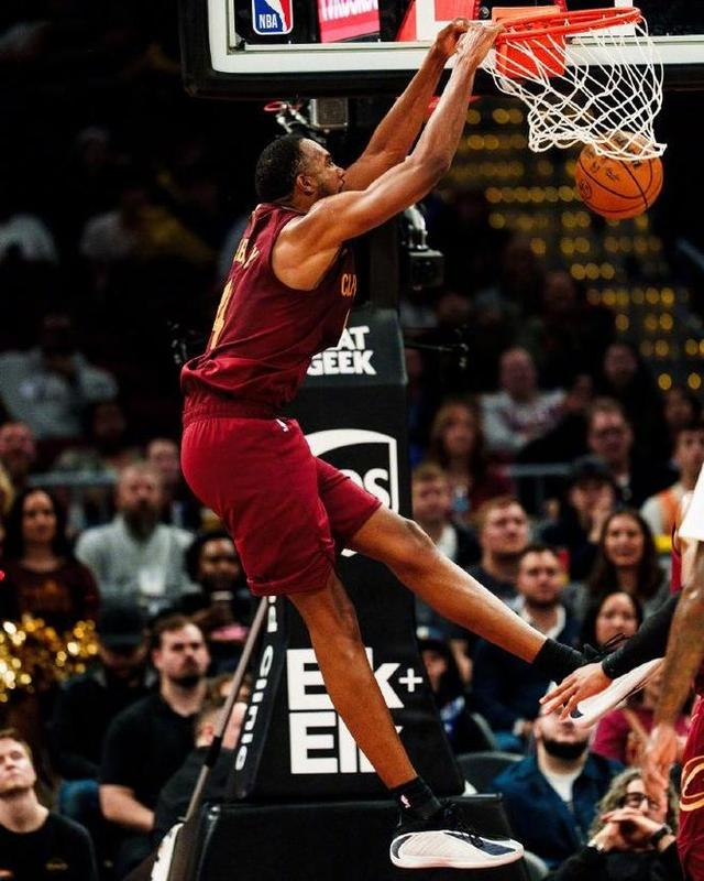 哈登低迷弗拉格爆发 独行侠终结骑士7连败 米切