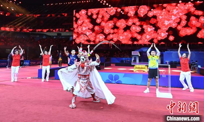 成都世乒赛团体赛开幕 斯韦思林杯与考比伦杯亮