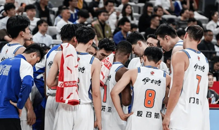 深圳大胜新疆防守崩盘引反思 杨芮18分成关键