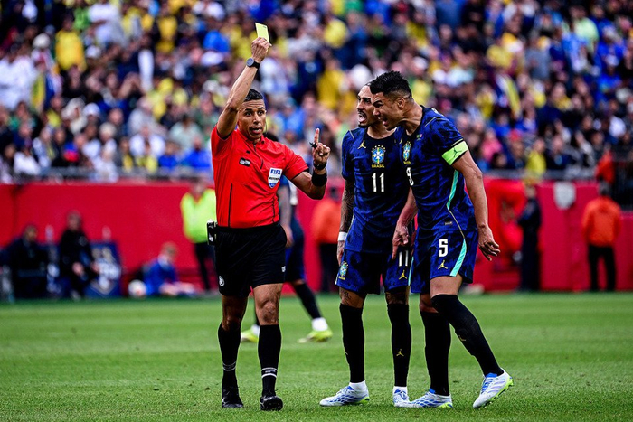 拉菲尼亚伤缺巴萨前场崩溃 冲冠之路遭遇致命打