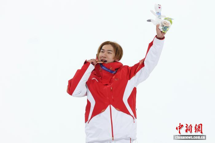 苏翊鸣米兰冬奥会单板滑雪男子大跳台摘铜牌 中