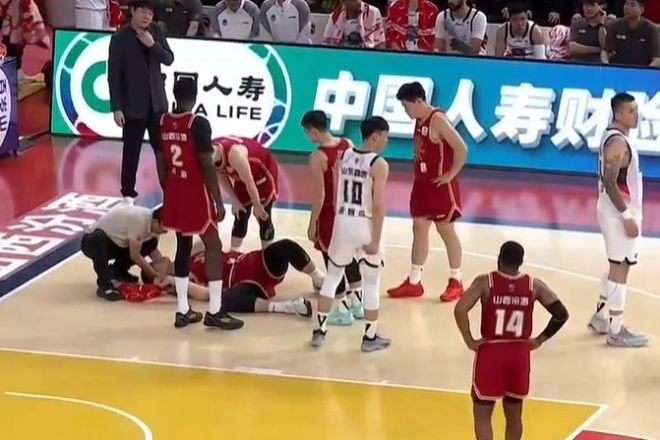 陶汉林肘击刘传兴致其倒地离场，山东对阵山西