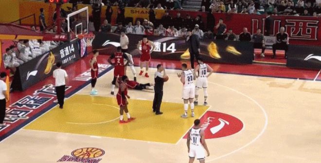 陶汉林肘击刘传兴致其倒地离场，山东对阵山西