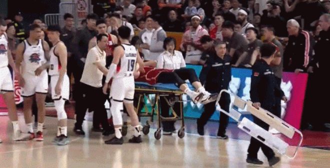 陶汉林肘击刘传兴致其倒地离场，山东对阵山西