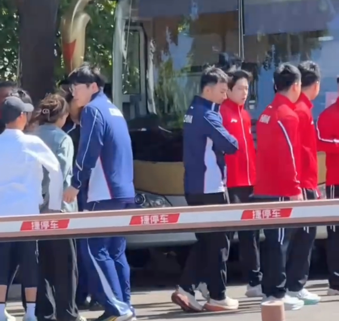 国乒男团备战伦敦世乒赛 马龙许昕亲授战术应对