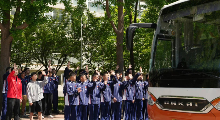 国乒男团备战伦敦世乒赛 马龙许昕亲授战术应对